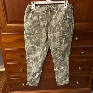 NWT fabulous ankle length pants.